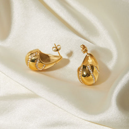 18k fashionable drop-shaped earrings with rhombus-set diamond design