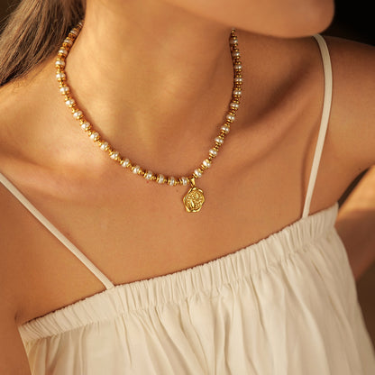 18k Gold Classic Fashion Irregular Pendant with Pearl Design Versatile Pendant Necklace
