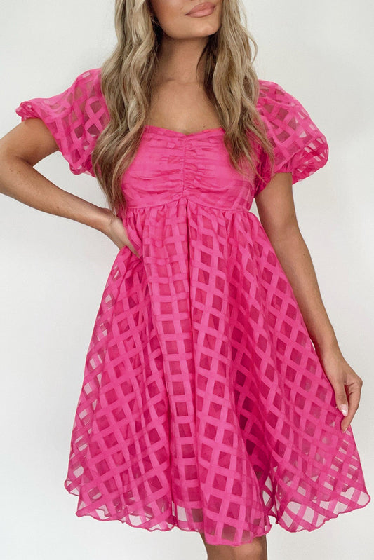 Erdbeerrosa kariertes Babydoll-Kleid mit Puffärmeln