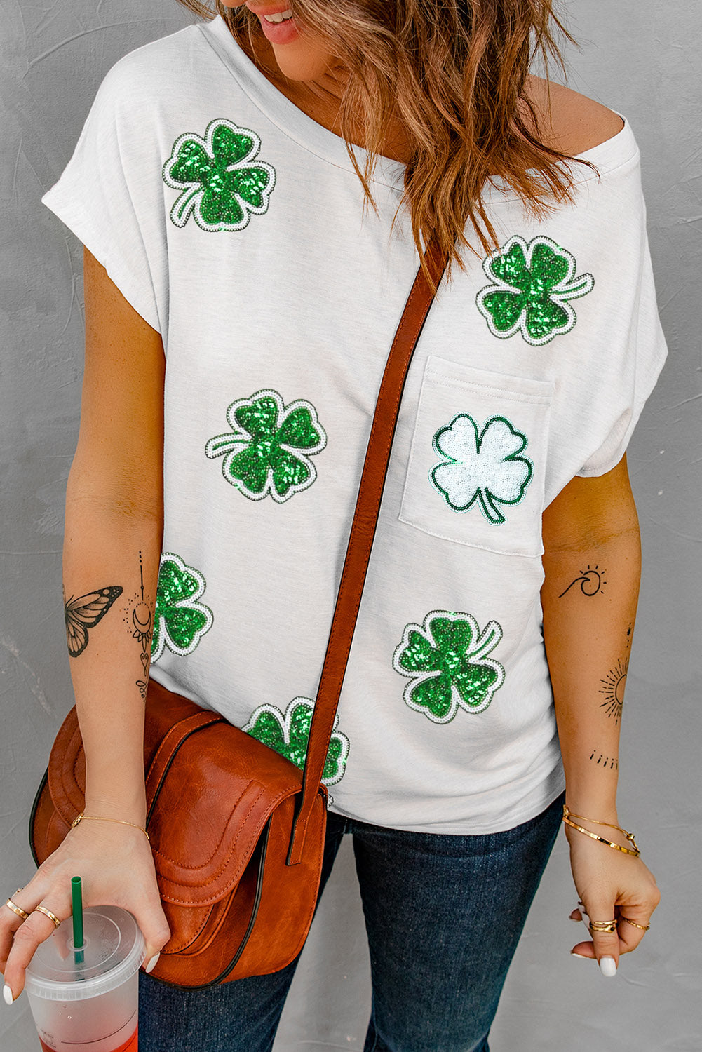 Weißes T-Shirt mit Pailletten und aufgesetzter Tasche, St. Patrick Clover, lockeres Grafik-T-Shirt