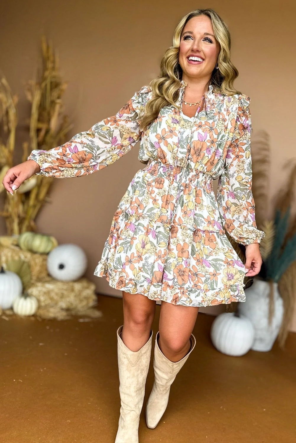 Weißes, gesmoktes, gestuftes Kleid mit Boho-Blumendruck