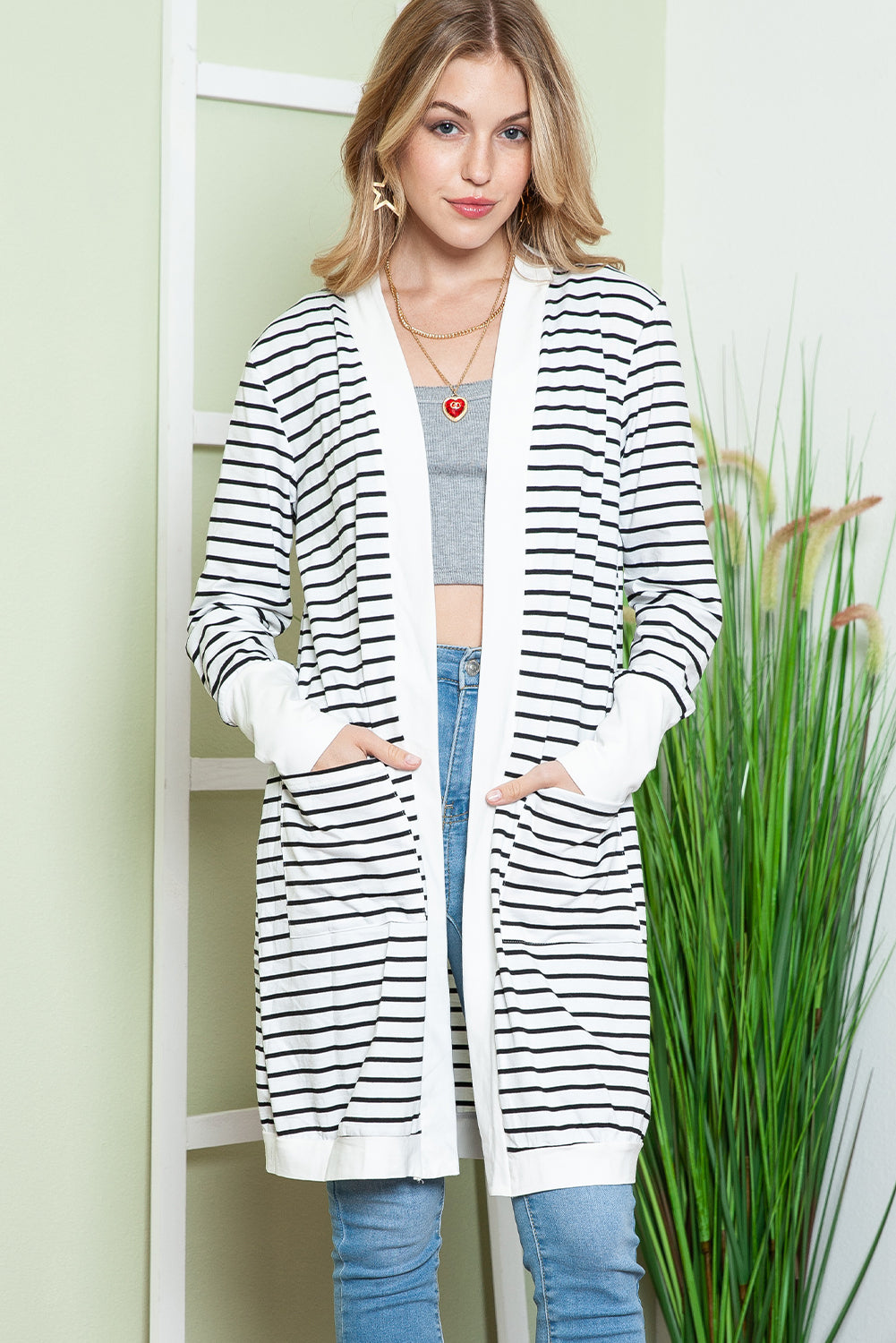 Cardigan long rayé blanc avec poches latérales et devant ouvert