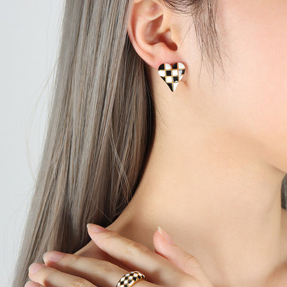 18K gold novel trendy heart-shaped/circular with black and white plaid design all-match earrings