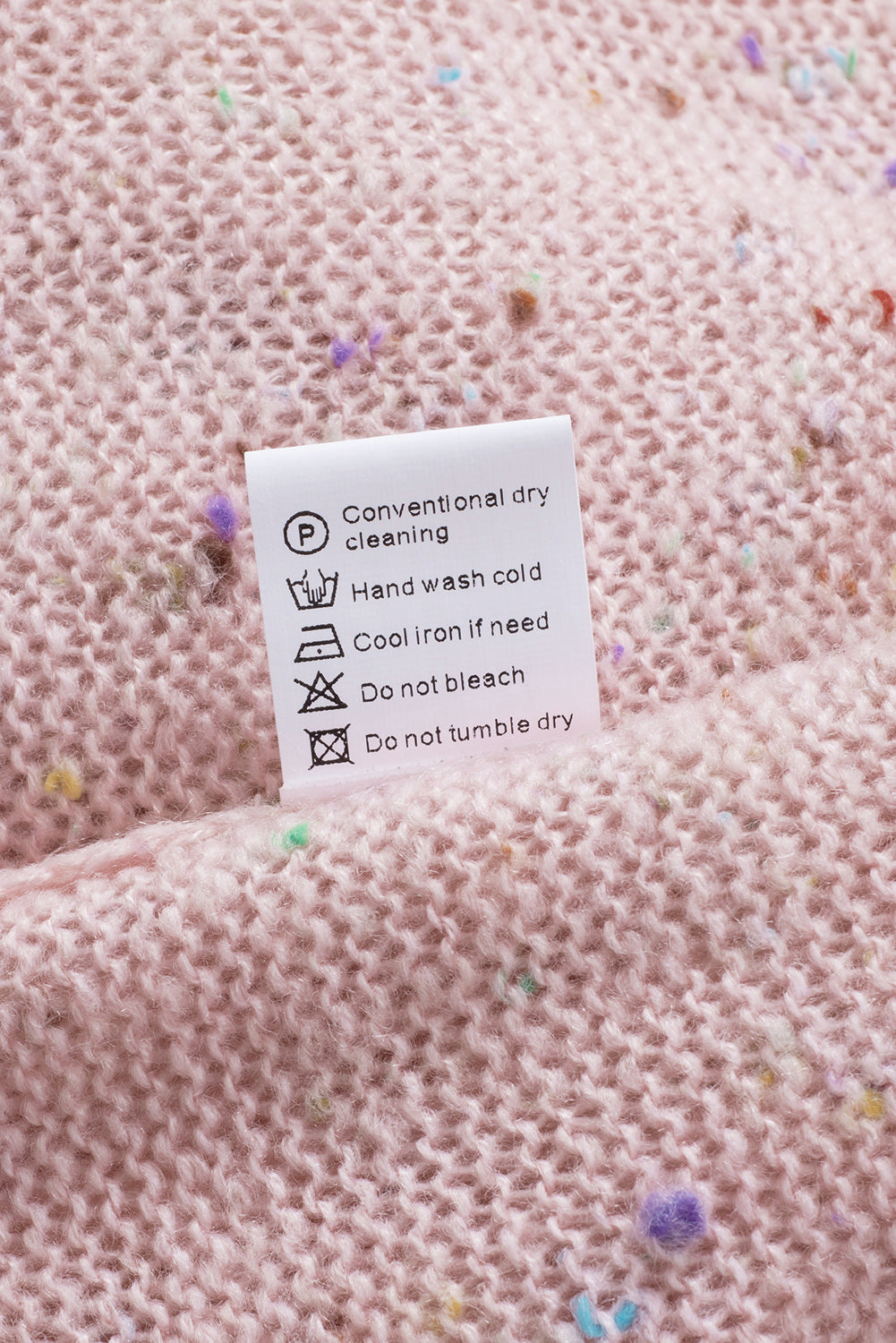 Rosafarbener Pullover mit gemusterten Ärmeln und Pilling-Detail