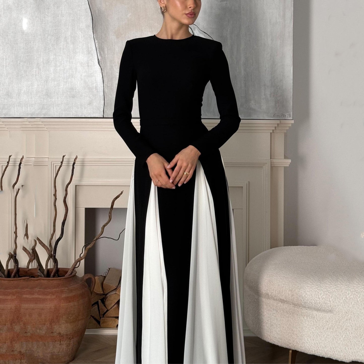 Langärmliges Kleid mit schwarzen und weißen Nähten für Damen