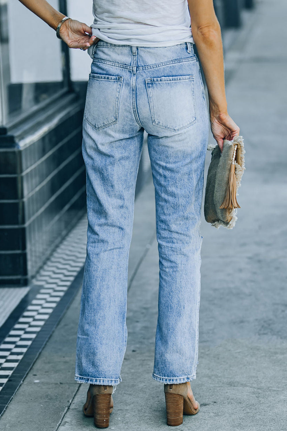 Jean taille haute déchiré bleu ciel avec fentes latérales et jambe droite