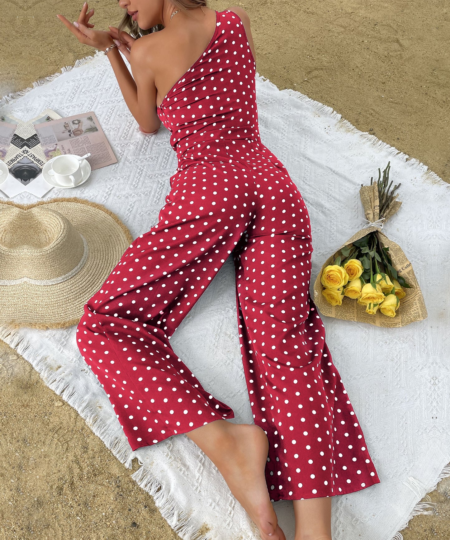 Sommerlicher Jumpsuit mit gepunkteter Bootcut-Hose, eine Schulter, weites Bein