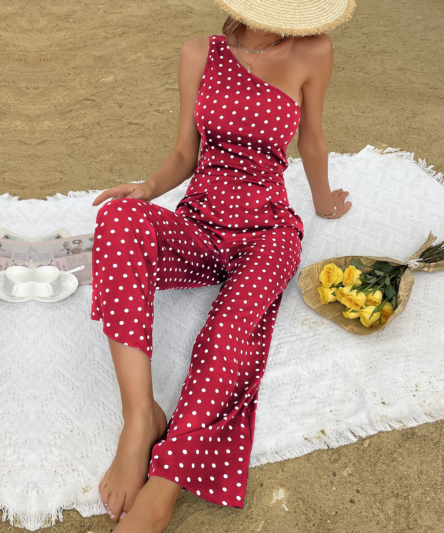 Sommerlicher Jumpsuit mit gepunkteter Bootcut-Hose, eine Schulter, weites Bein