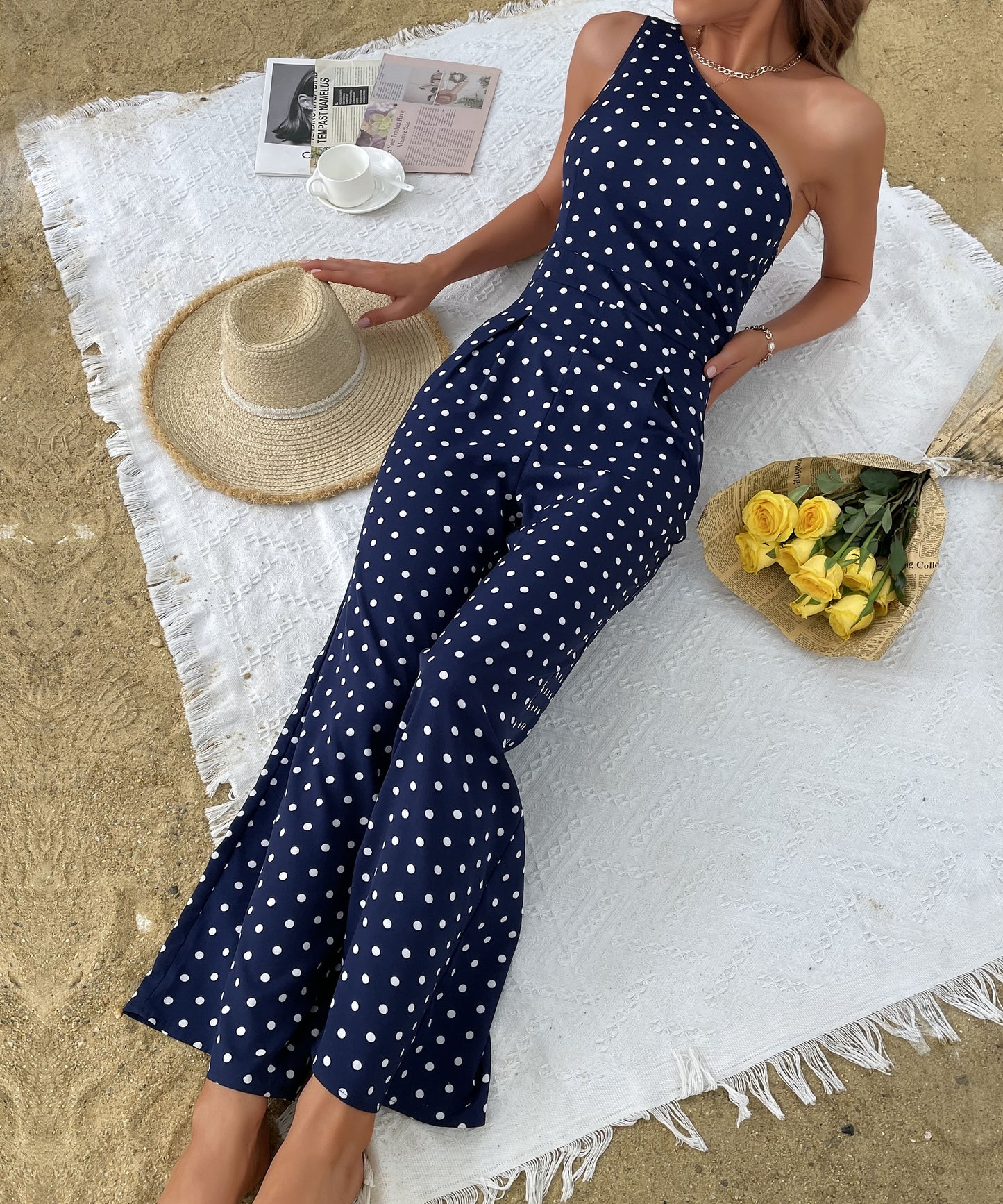 Sommerlicher Jumpsuit mit gepunkteter Bootcut-Hose, eine Schulter, weites Bein