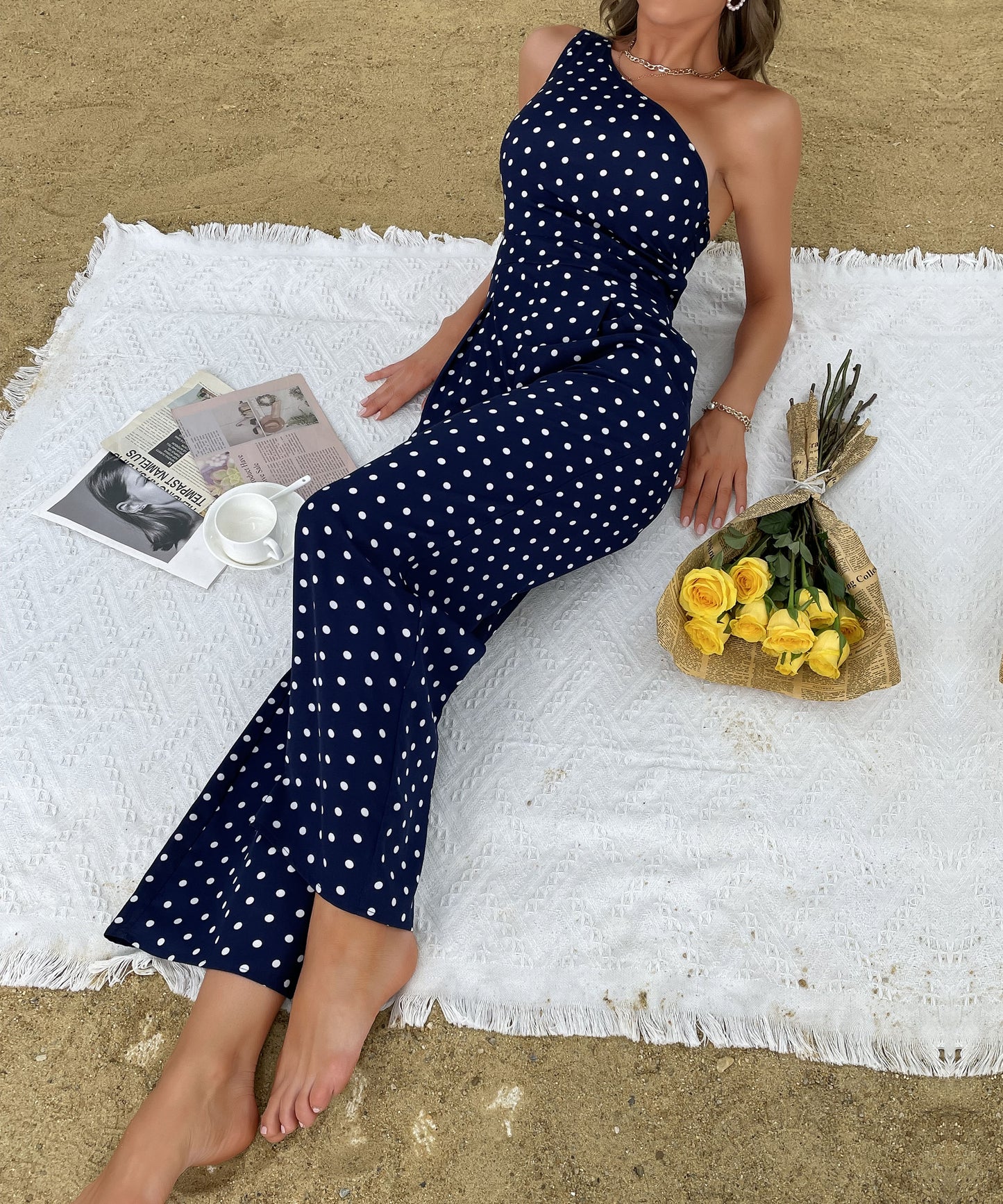 Sommerlicher Jumpsuit mit gepunkteter Bootcut-Hose, eine Schulter, weites Bein