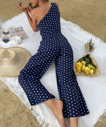 Sommerlicher Jumpsuit mit gepunkteter Bootcut-Hose, eine Schulter, weites Bein