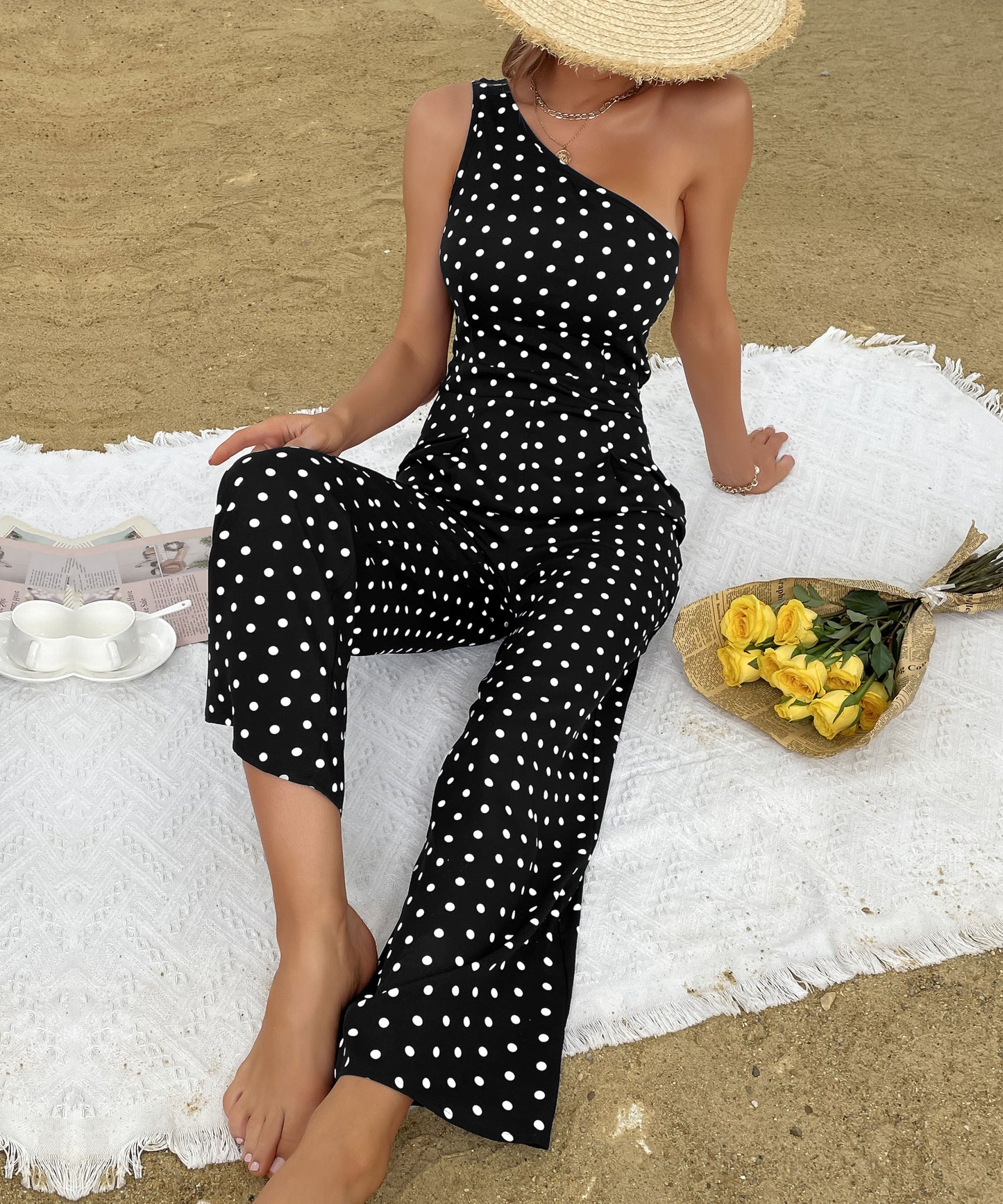 Sommerlicher Jumpsuit mit gepunkteter Bootcut-Hose, eine Schulter, weites Bein