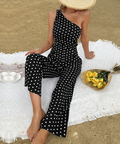 Sommerlicher Jumpsuit mit gepunkteter Bootcut-Hose, eine Schulter, weites Bein