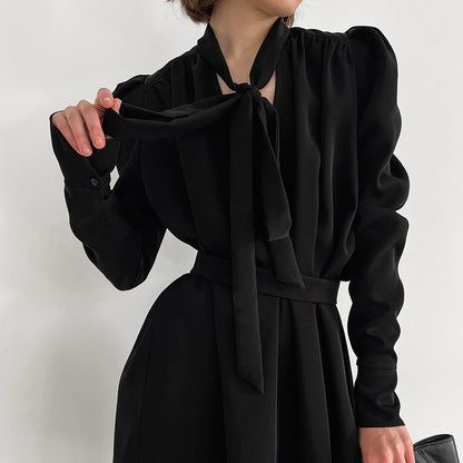 Robe noire élégante à lacets à la taille, style Hepburn, col en V, manches bouffantes