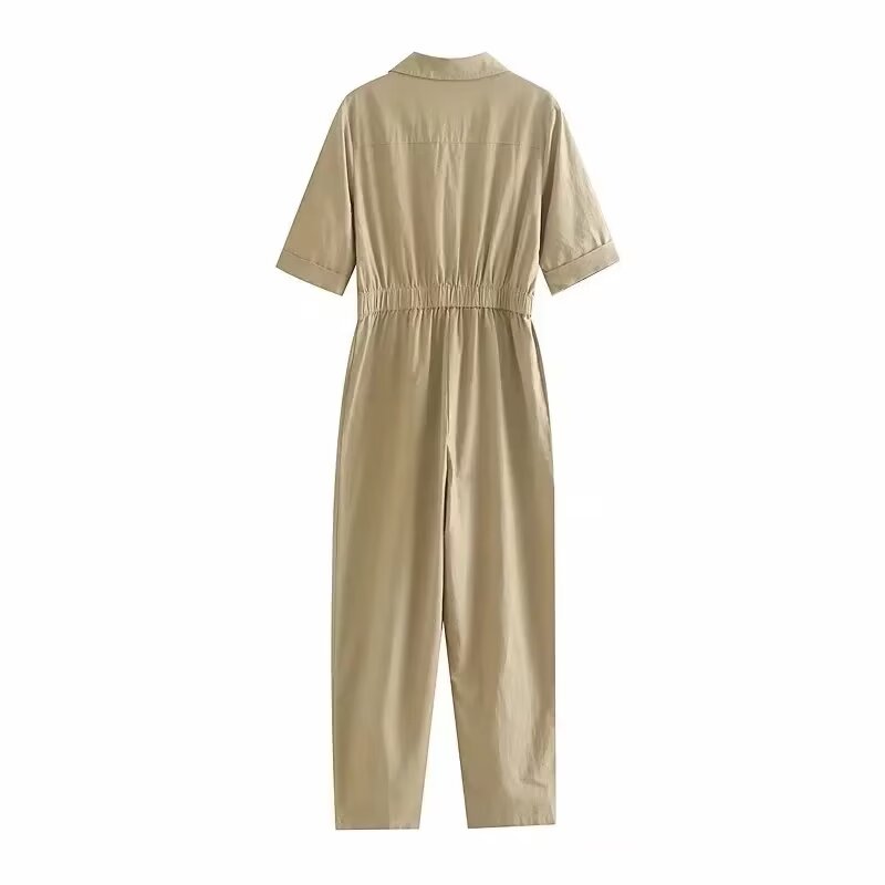 Sommerlicher Jumpsuit mit Kragen und kurzen Ärmeln