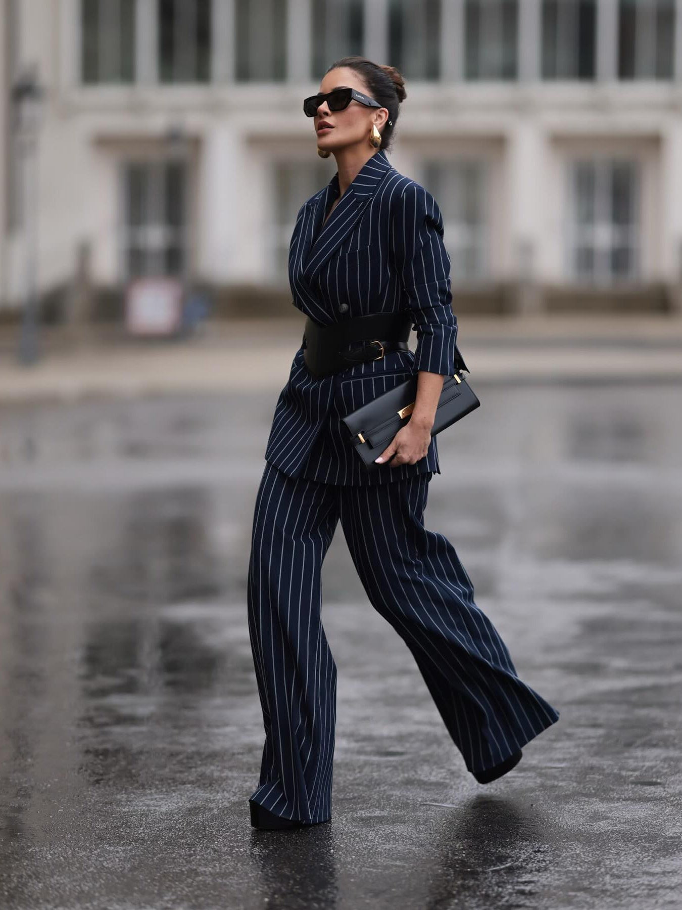 Ensemble élégant blazer rayé et pantalon taille haute