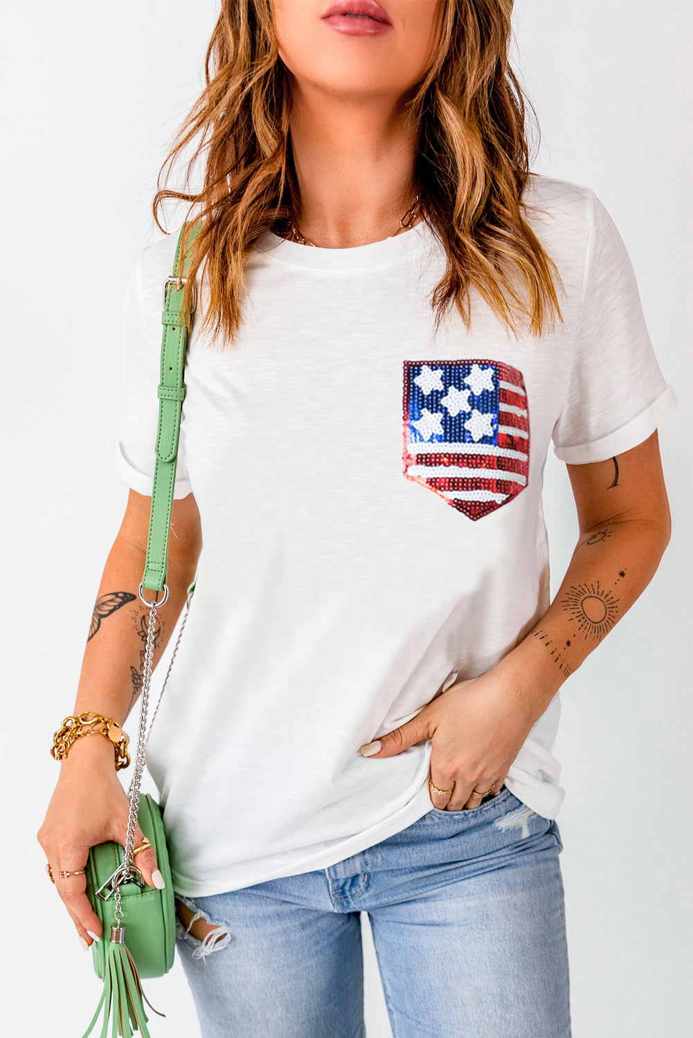 Weißes T-Shirt mit aufgesetzter Tasche und Pailletten-Grafik und amerikanischer Flagge