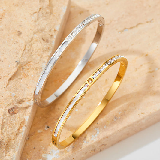 Exquisites und modisches Armband aus 18 Karat Gold mit quadratischem Diamantdesign im leichten Luxusstil