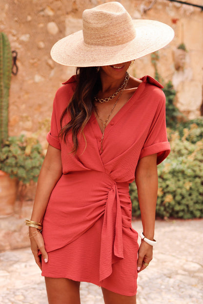 Mini robe enveloppée plissée à col rouge tomate, vente en gros