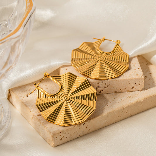 Zarte, neuartige Ohrringe mit Bogenspitze aus 18-karätigem Gold