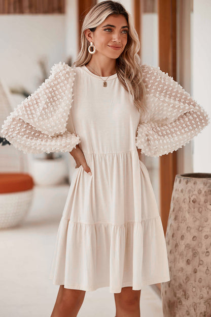 Robe courte beige à volants et manches lanternes à pois suisses