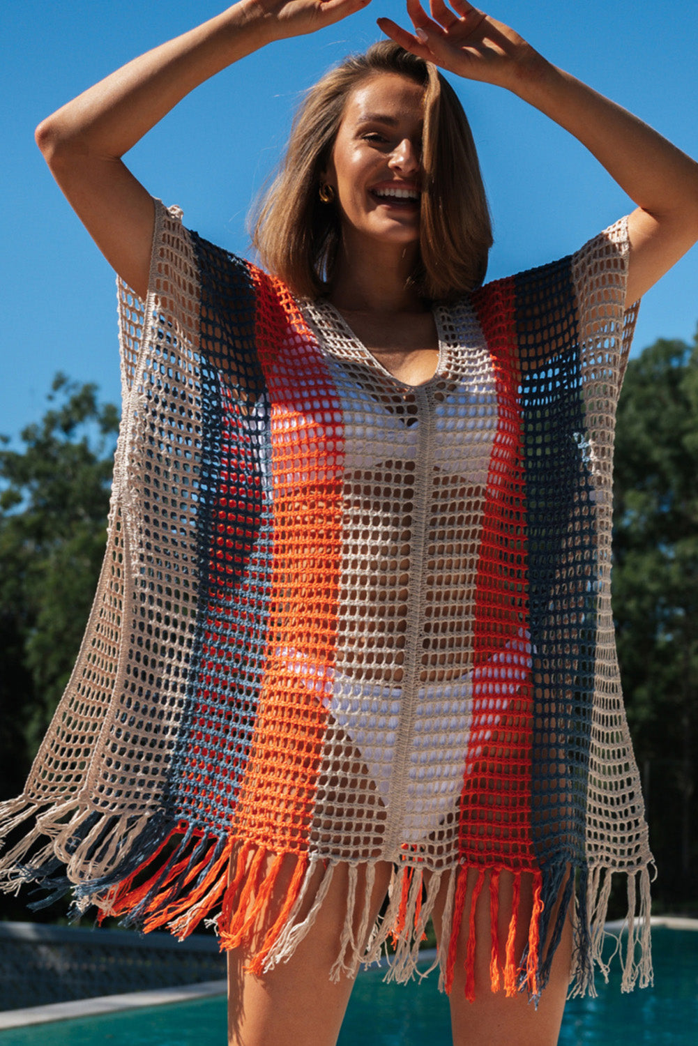 Couverture de plage à col en V au crochet à pompons rayés multicolores