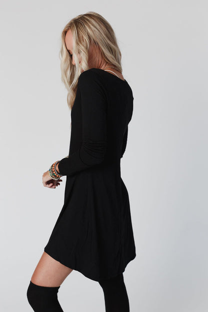 Mini-robe Henley noire à manches longues et couleur unie