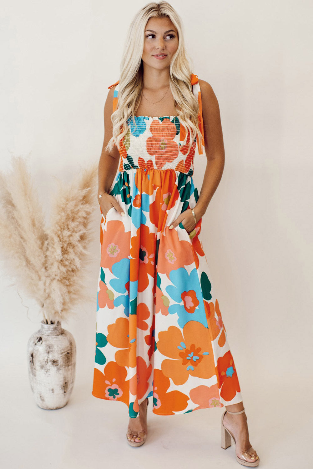 Robe longue smockée orange à imprimé floral et lien sur les épaules