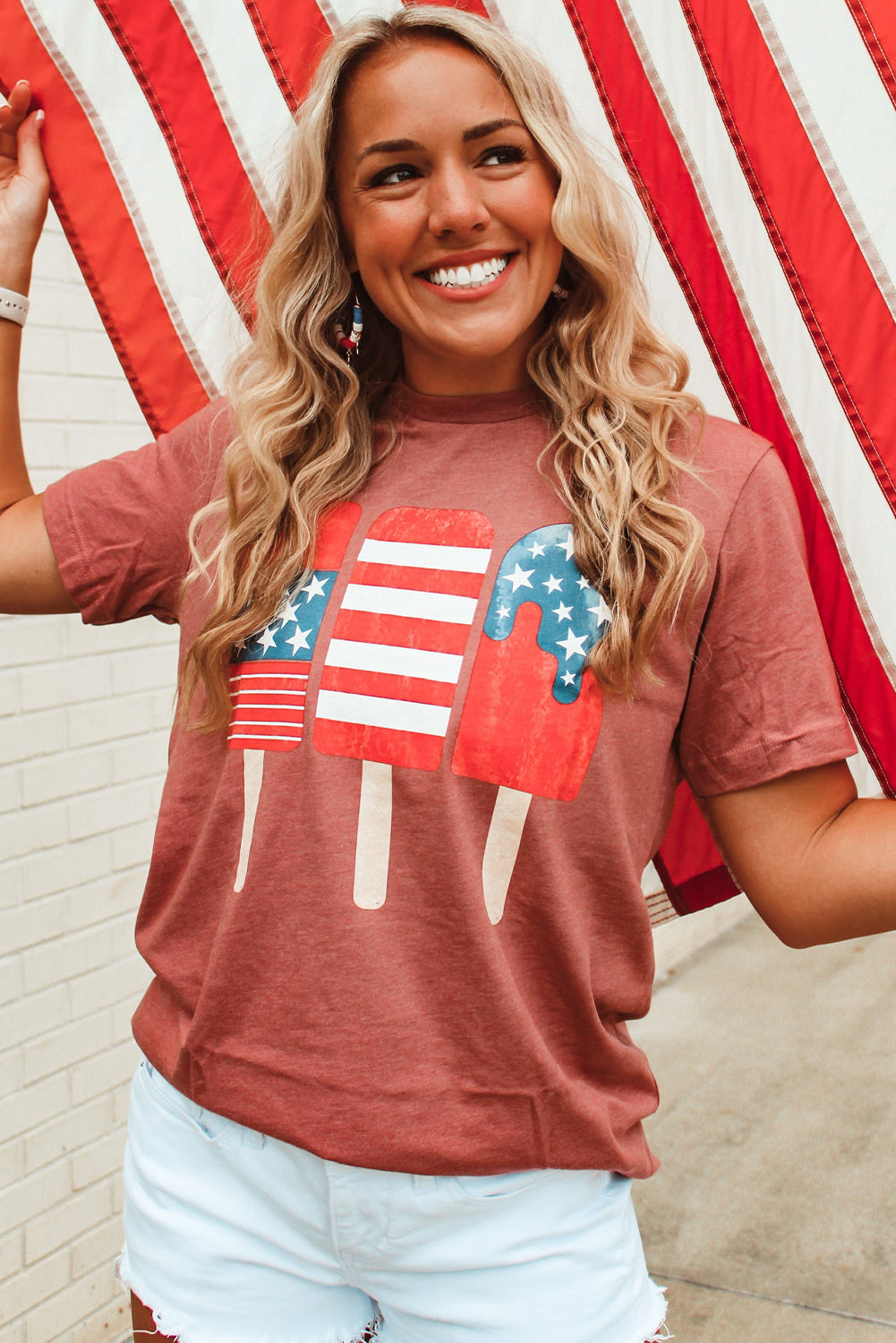 Rotes patriotisches T-Shirt mit Rundhalsausschnitt und gemustertem Eis am Stiel mit amerikanischer Flagge