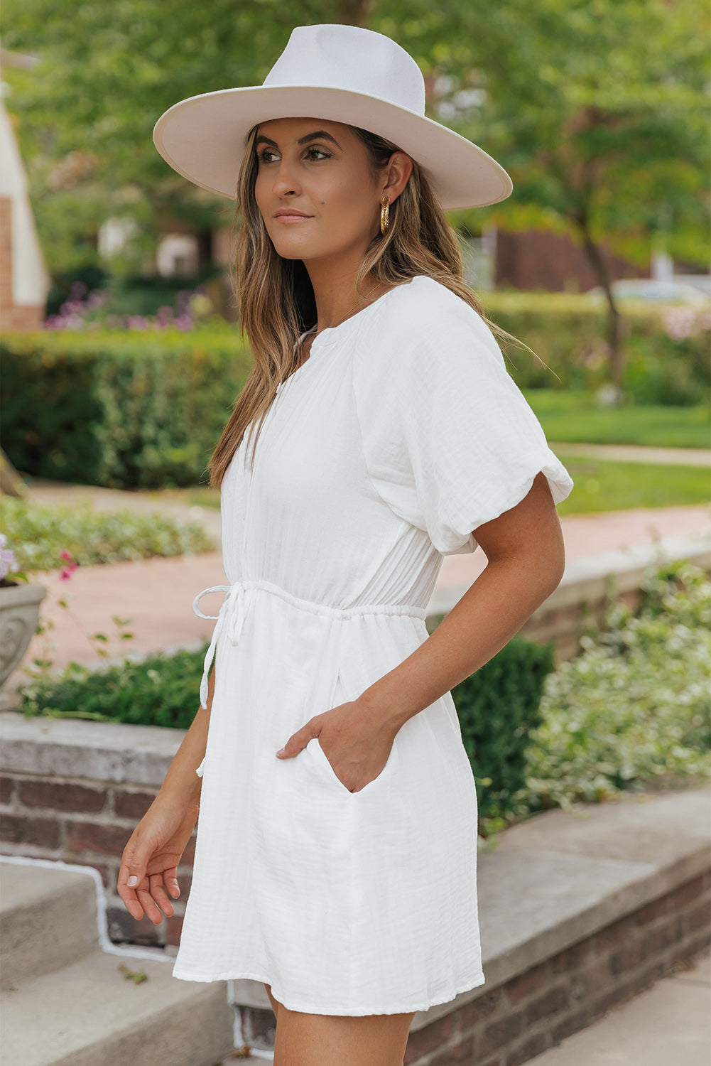 Robe chemise blanche à manches bouffantes et cordon de serrage avec poches