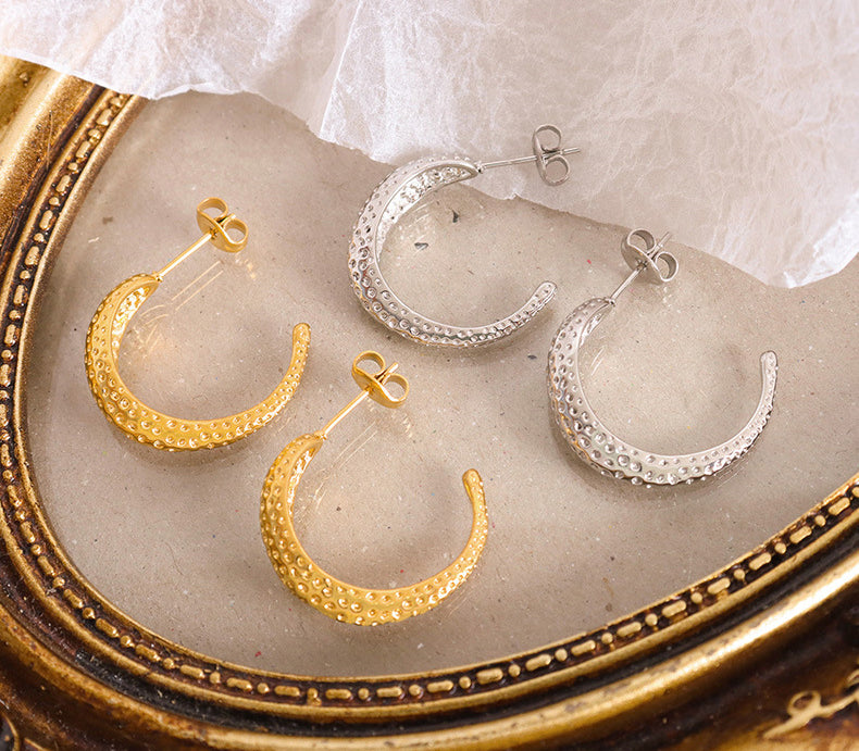 18K Gold Exquisite Simple C-shaped Irregular Forged Pattern Design Versatile Earrings