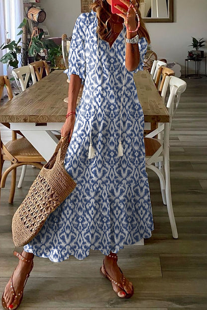 Himmelblaues, lässiges Maxikleid mit geometrischem Print und V-Ausschnitt