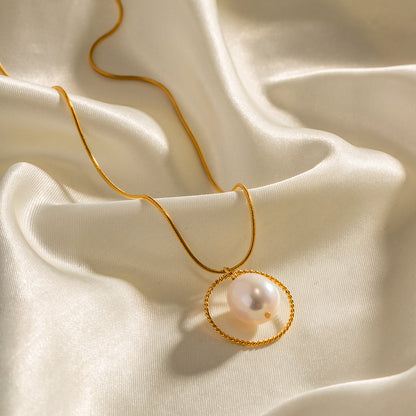 18K Gold Exquisite Fashion Snake Chain with Freshwater Pearl Pendant Necklace