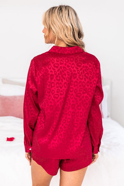 Feuriges rotes 2-teiliges Lounge-Set aus Satin-Langarmoberteil und Shorts mit Leopardenmuster