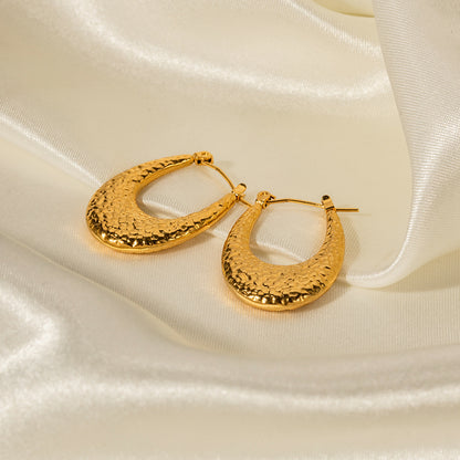 18K Gold Delicate and Fashionable U-shaped Lava Pattern Design Earrings