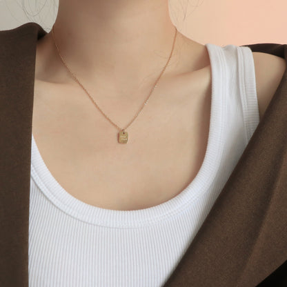 Carte carrée simple et tendance en or 18 carats avec collier polyvalent au design « GOOD LUCK »