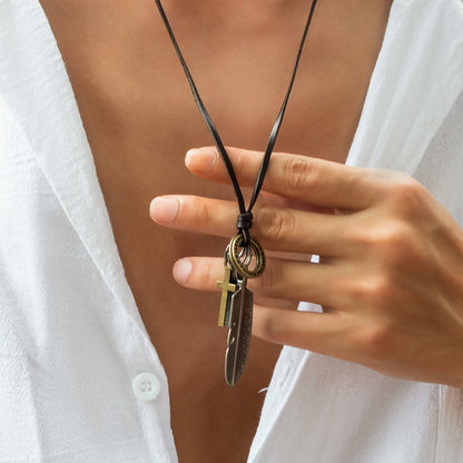 Chaîne en cuir de mode vintage avec collier pendentif polyvalent de conception de plume et de croix