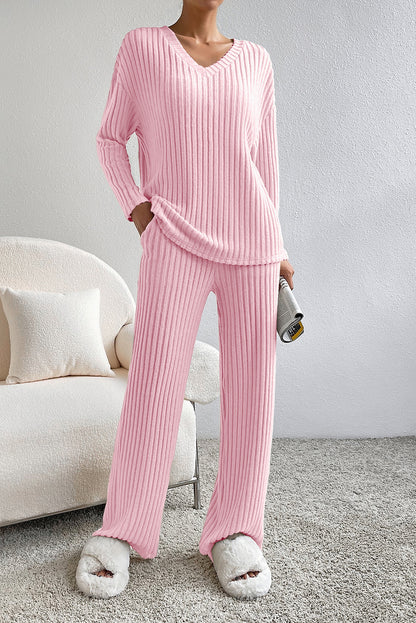 Hellgraues, lockeres Loungewear-Set aus geripptem Strickoberteil und Hose mit V-Ausschnitt