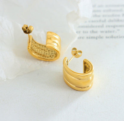 18K Gold Fashion Simple C-shaped Embossed Design Versatile Earrings