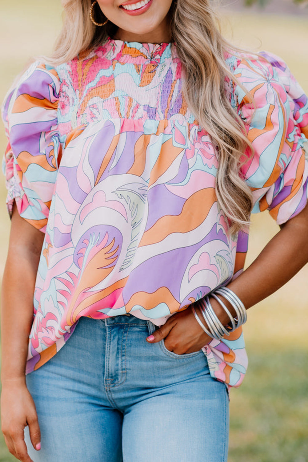 Blouse smockée rose à manches bulles et imprimé abstrait