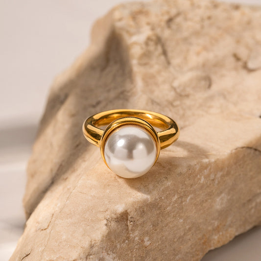 Klassischer, schlichter Ring mit eingelegtem Perlendesign aus 18-karätigem Gold