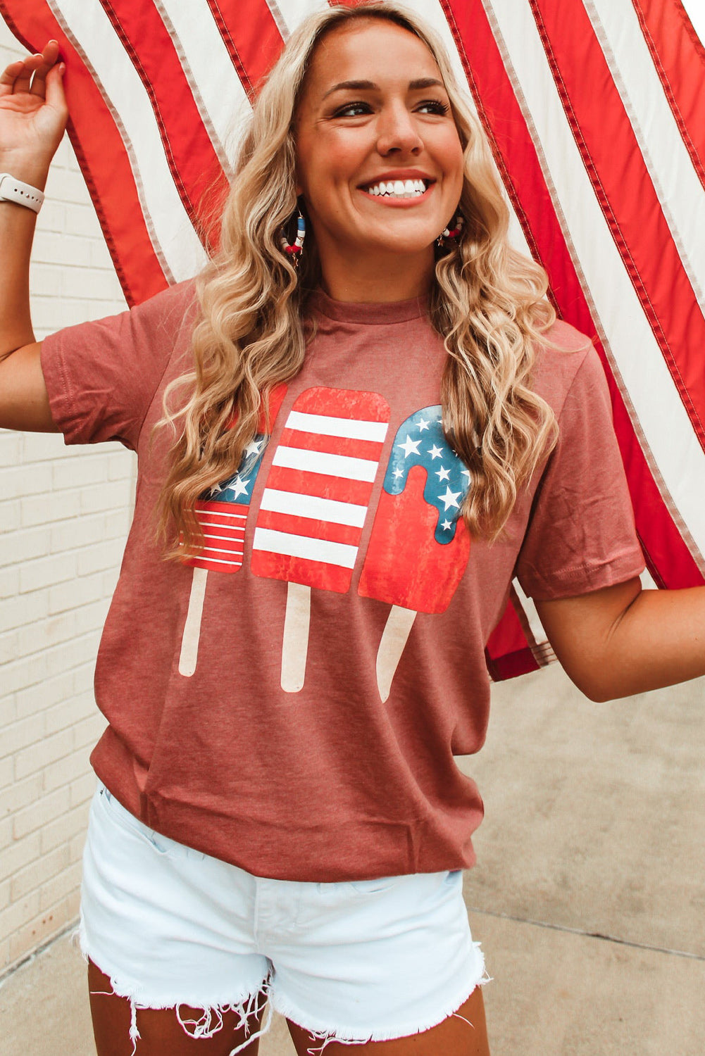 Rotes patriotisches T-Shirt mit Rundhalsausschnitt und gemustertem Eis am Stiel mit amerikanischer Flagge