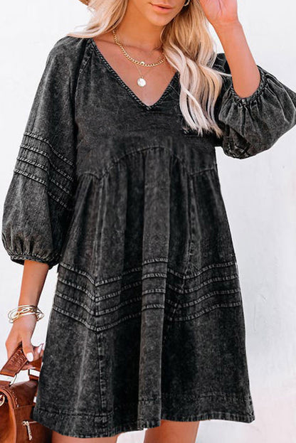 Robe en jean noire à délavage foncé, taille empire, col en V