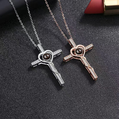 Amour tendance de la mode avec collier de projection en forme de croix