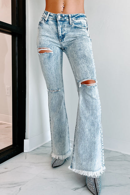 Himmelblaue Flare-Jeans in Distressed-Acid-Waschung