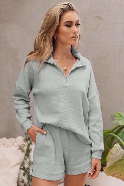 Graues Set aus geripptem Sweatshirt mit Reißverschluss und Shorts mit hoher Taille