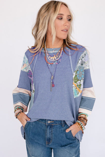 Himmelblaues, gestreiftes und florales Patchwork-Oversize-Top