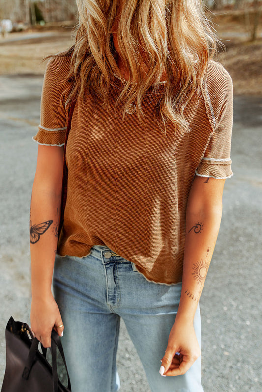 T-shirt châtain texturé avec coutures contrastées et poignets à volants