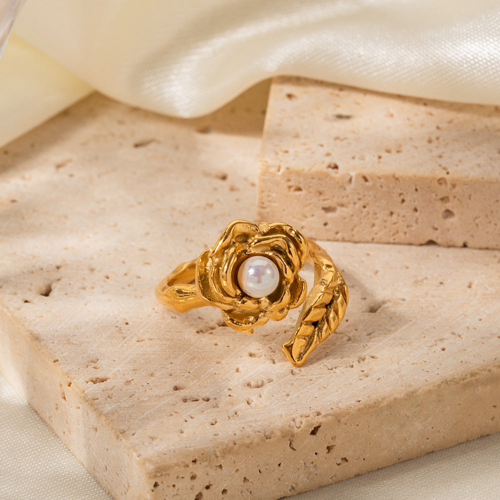 Exquisiter und edler Ring mit Perlendesign und Kamelieneinlage aus 18 Karat Gold