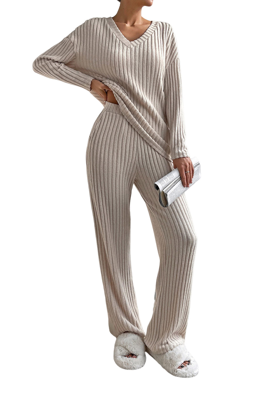 Hellgraues, lockeres Loungewear-Set aus geripptem Strickoberteil und Hose mit V-Ausschnitt